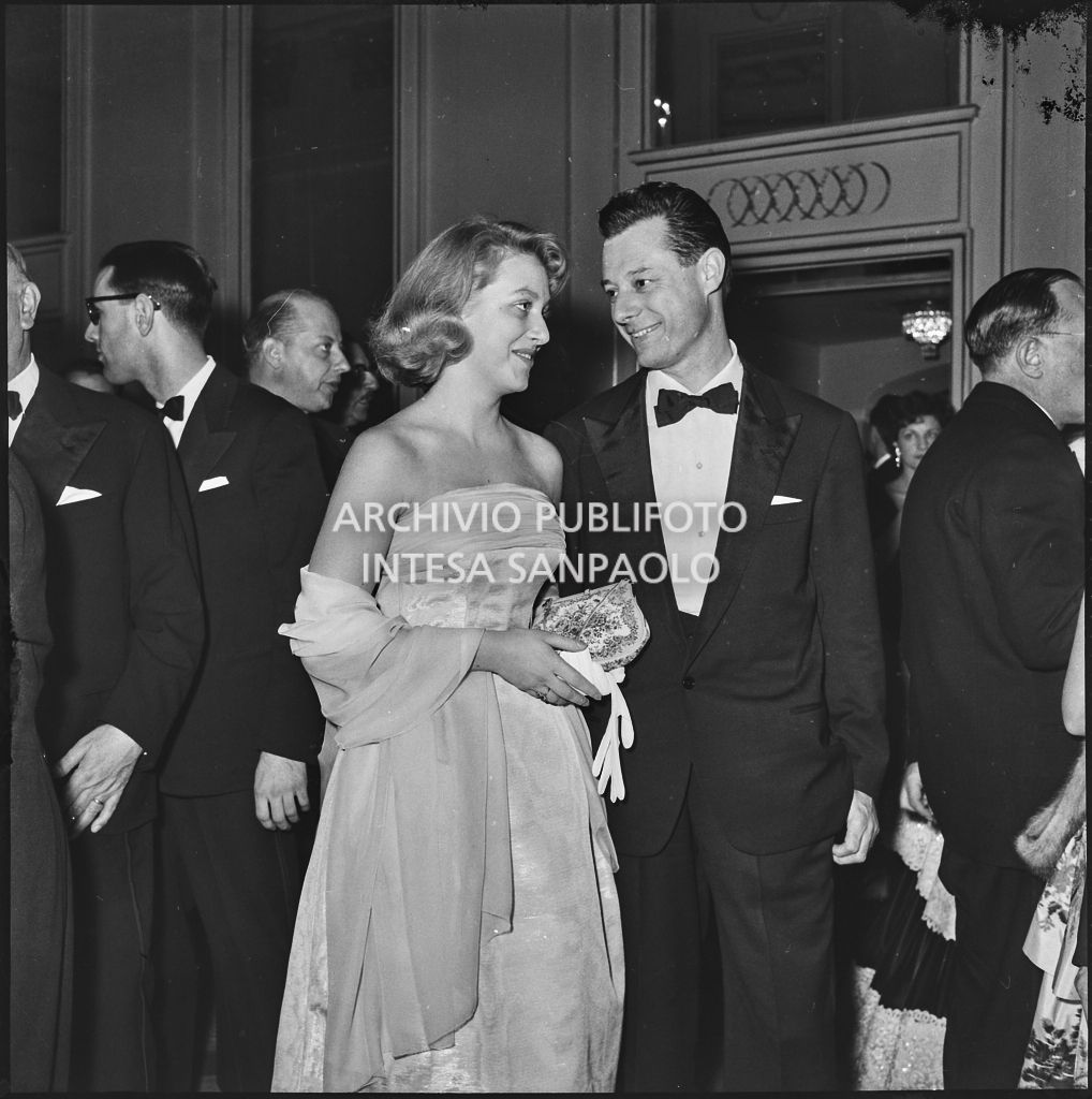 Giuliana Ambrosini e Aldo Saccardi al Teatro alla Scala in occasione della serata inaugurale della stagione lirica 1957-1958 con l'opera "Un ballo in maschera", di Giuseppe Verdi, diretta da Gianandrea Gavazzeni e la regia di Margherita Wallmann