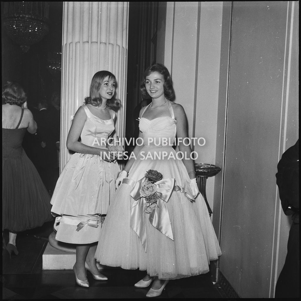 Maria Luisa Vassallo e Diana Steiner al Teatro alla Scala in occasione della serata inaugurale della stagione lirica 1957-1958 con l'opera "Un ballo in maschera", di Giuseppe Verdi, diretta da Gianandrea Gavazzeni e la regia di Margherita Wallmann