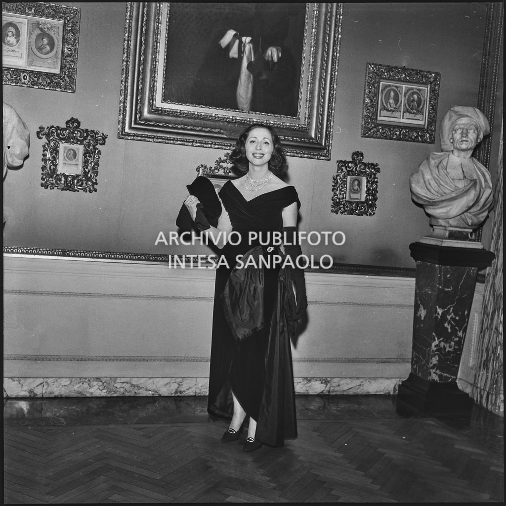 La contessa Cella, moglie del conte Franco Cella di Rivara, al Teatro alla Scala in occasione della serata inaugurale della stagione lirica 1957-1958 con l'opera "Un ballo in maschera", di Giuseppe Verdi, diretta da Gianandrea Gavazzeni e la regia di Margherita Wallmann