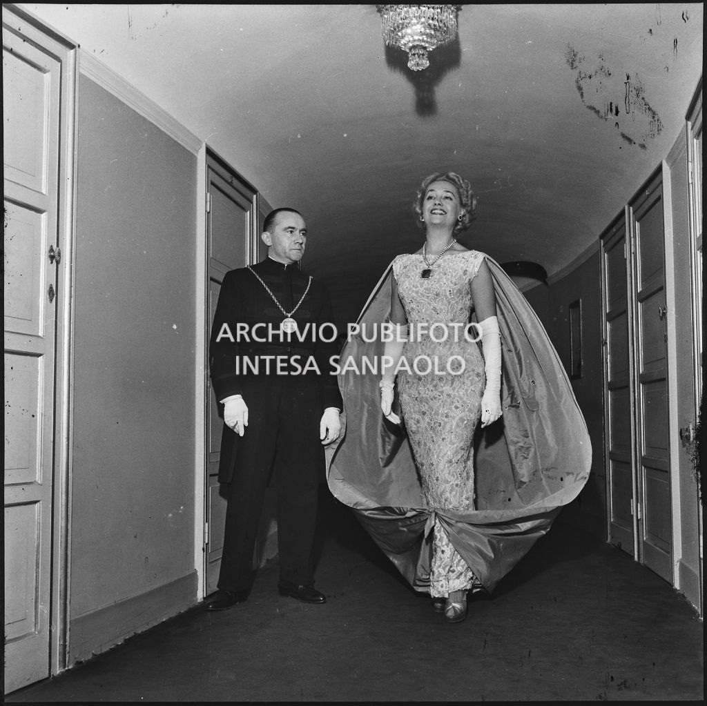 La contessa Alma Maria Lami al Teatro alla Scala in occasione della serata inaugurale della stagione lirica 1957-1958 con l'opera "Un ballo in maschera", di Giuseppe Verdi, diretta da Gianandrea Gavazzeni e la regia di Margherita Wallmann