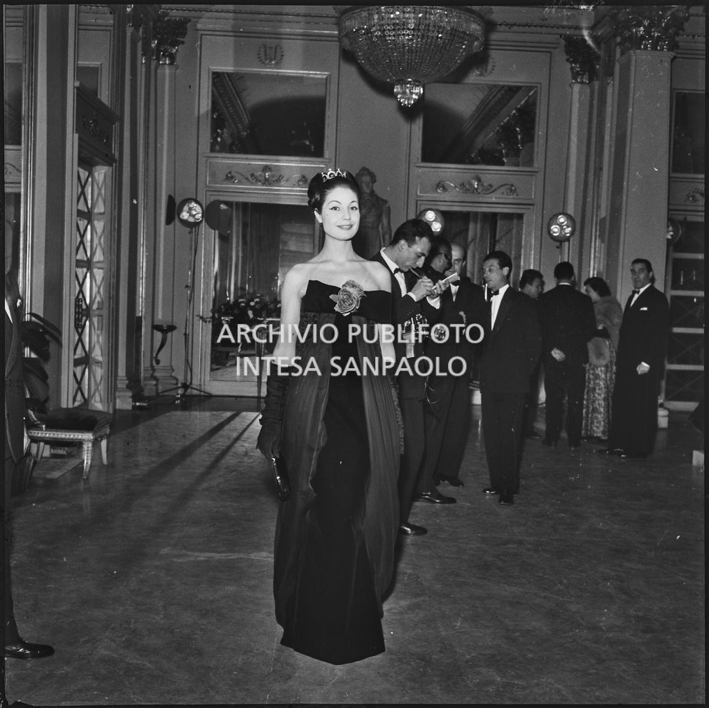 Eletta Polvani nel foyer del Teatro alla Scala in occasione della serata inaugurale della stagione lirica 1957-1958 con l'opera "Un ballo in maschera", di Giuseppe Verdi, diretta da Gianandrea Gavazzeni e la regia di Margherita Wallmann