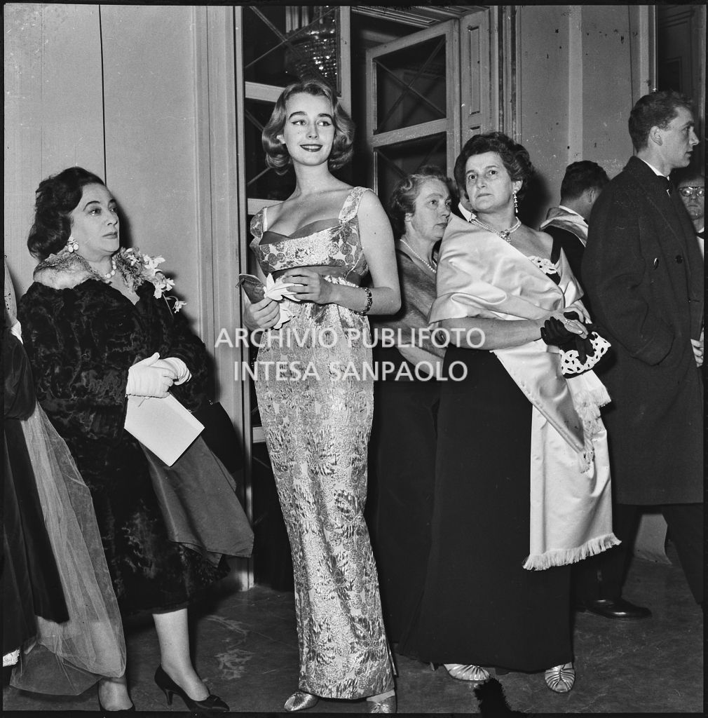 Beatrice Faccioli al Teatro alla Scala in occasione della serata inaugurale della stagione lirica 1957-1958 con l'opera "Un ballo in maschera", di Giuseppe Verdi, diretta da Gianandrea Gavazzeni e la regia di Margherita Wallmann