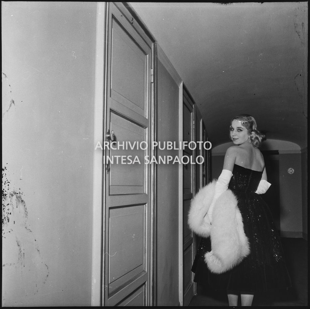 La contessina Carla Nani Mocenigo al Teatro alla Scala in occasione della serata inaugurale della stagione lirica 1957-1958 con l'opera "Un ballo in maschera", di Giuseppe Verdi, diretta da Gianandrea Gavazzeni e la regia di Margherita Wallmann