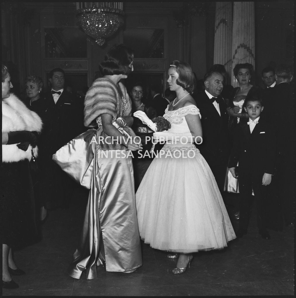 Pini Carnevale e Ingeborg Ferro al Teatro alla Scala in occasione della serata inaugurale della stagione lirica 1957-1958 con l'opera "Un ballo in maschera", di Giuseppe Verdi, diretta da Gianandrea Gavazzeni e la regia di Margherita Wallmann