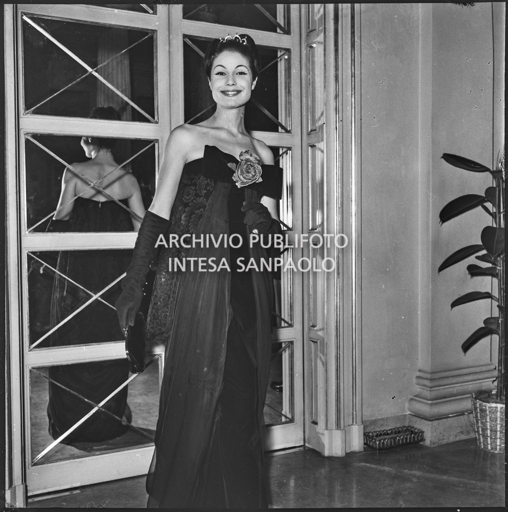 Eletta Polvani in posa nel foyer del Teatro alla Scala in occasione della serata inaugurale della stagione lirica 1957-1958 con l'opera "Un ballo in maschera", di Giuseppe Verdi, diretta da Gianandrea Gavazzeni e la regia di Margherita Wallmann