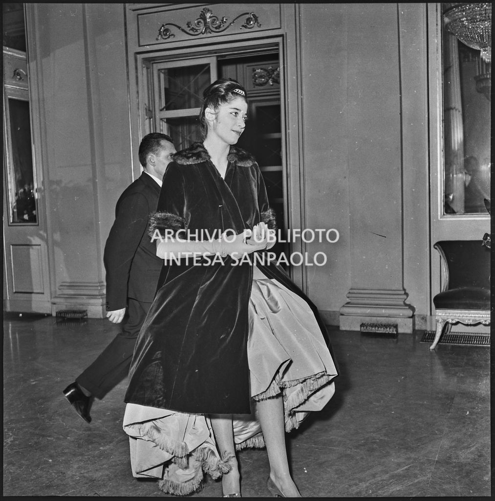 Vera Spezia nel foyer del Teatro alla Scala in occasione della serata inaugurale della stagione lirica 1957-1958 con l'opera "Un ballo in maschera", di Giuseppe Verdi, diretta da Gianandrea Gavazzeni e la regia di Margherita Wallmann