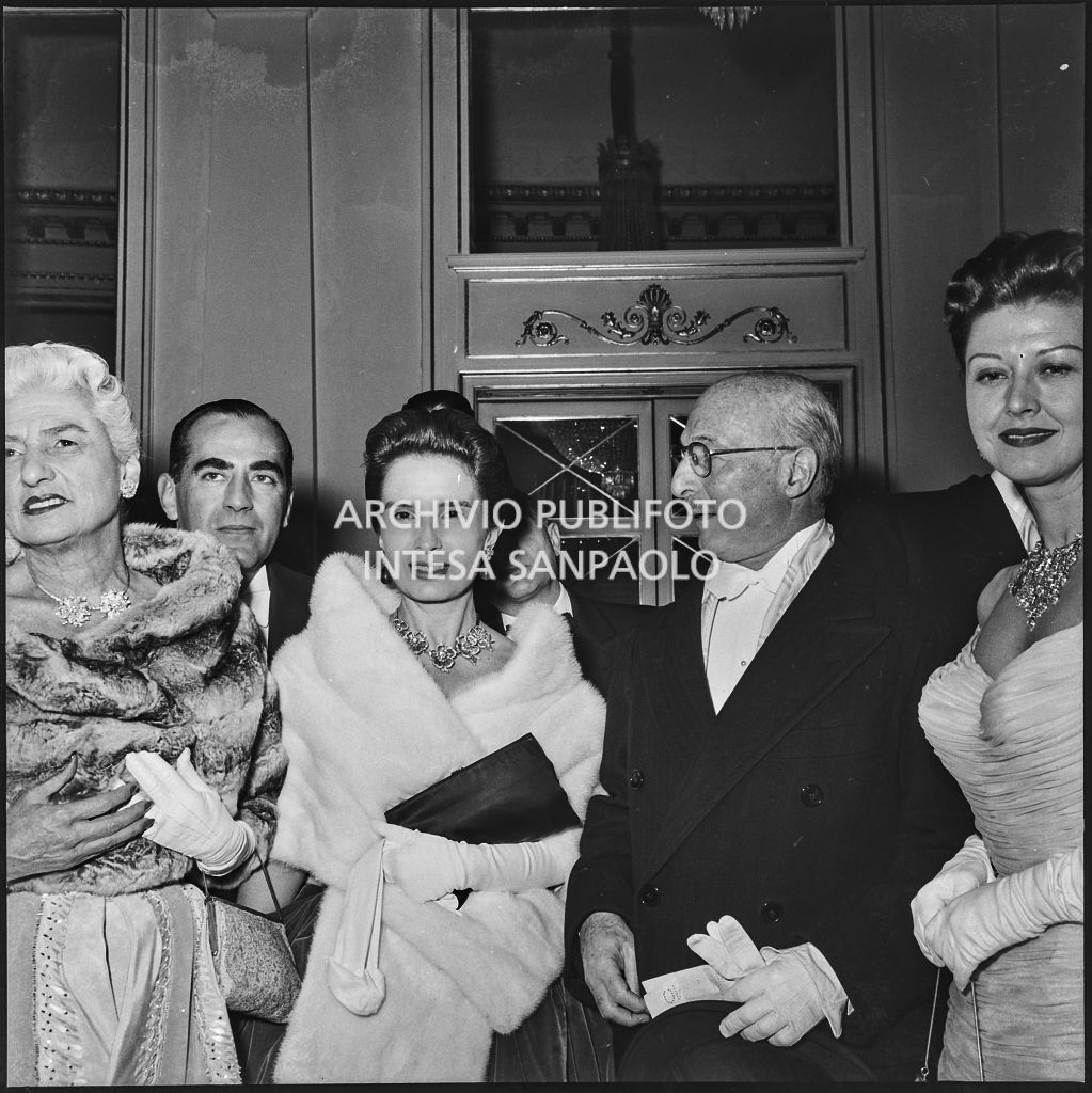 L'ambasciatore americano James David Zellerbach con la moglie, la figlia ed altri spettatori al Teatro alla Scala in occasione della serata inaugurale della stagione lirica 1957-1958 con l'opera "Un ballo in maschera", di Giuseppe Verdi, diretta da Gianandrea Gavazzeni e la regia di Margherita Wallmann