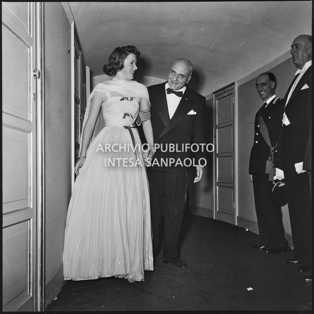 Inaugurazione della stagione lirica 1957-1958 del Teatro alla Scala con l'opera "Un ballo in maschera", di Giuseppe Verdi, diretta da Gianandrea Gavazzeni e la regia di Margherita Wallmann