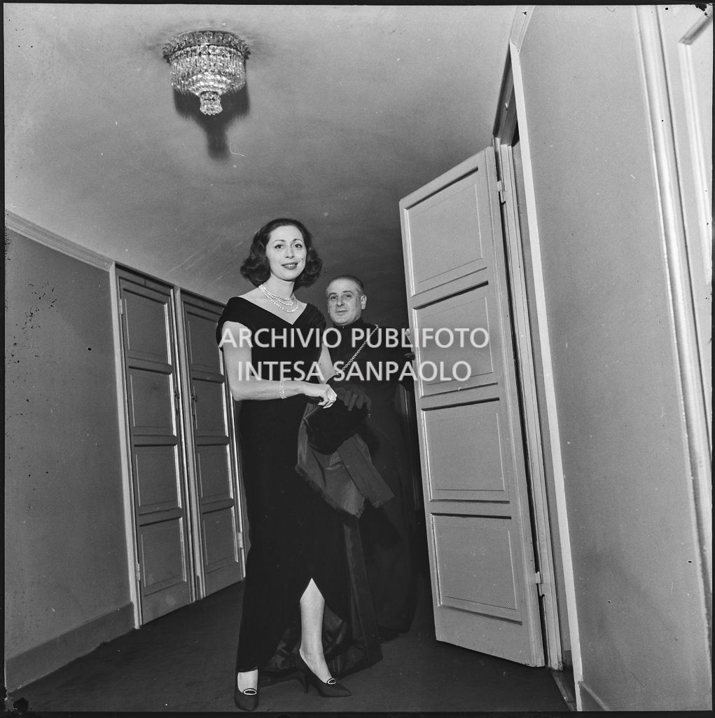 La contessa Cella, moglie del conte Franco Cella di Rivara, al Teatro alla Scala in occasione della serata inaugurale della stagione lirica 1957-1958 con l'opera "Un ballo in maschera", di Giuseppe Verdi, diretta da Gianandrea Gavazzeni e la regia di Margherita Wallmann