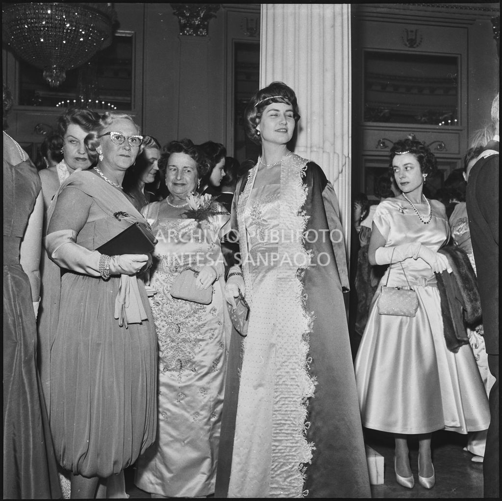 Rita Cook con altre spettatrici nel foyer del Teatro alla Scala in occasione della serata inaugurale della stagione lirica 1957-1958 con l'opera "Un ballo in maschera", di Giuseppe Verdi, diretta da Gianandrea Gavazzeni e la regia di Margherita Wallmann