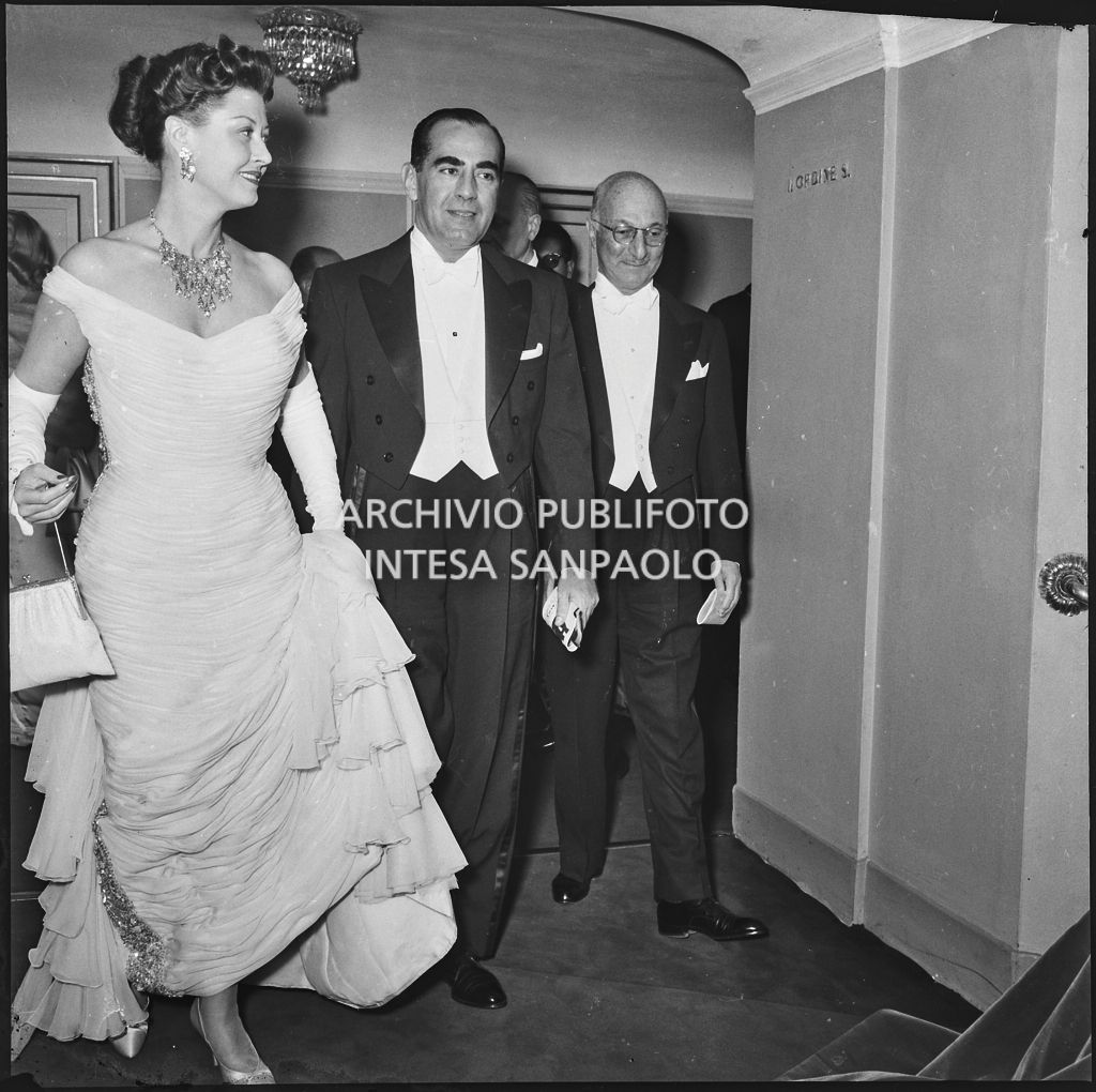 L'ambasciatore americano James David Zellerbach con la figlia ed un altro spettatore al Teatro alla Scala in occasione della serata inaugurale della stagione lirica 1957-1958 con l'opera "Un ballo in maschera", di Giuseppe Verdi, diretta da Gianandrea Gavazzeni e la regia di Margherita Wallmann