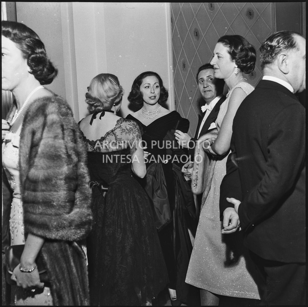 Il conte Franco Cella di Rivara e la moglie al Teatro alla Scala in occasione della serata inaugurale della stagione lirica 1957-1958 con l'opera "Un ballo in maschera", di Giuseppe Verdi, diretta da Gianandrea Gavazzeni e la regia di Margherita Wallmann