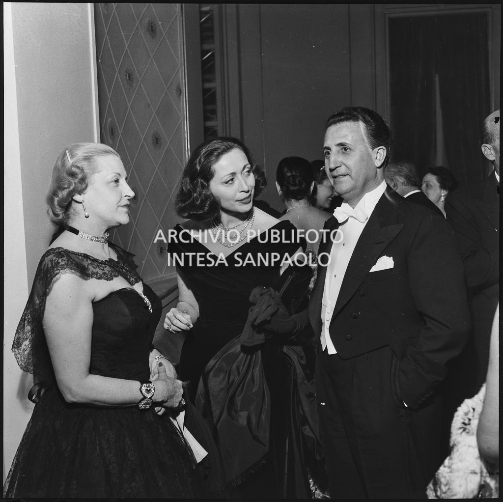 Il conte France Cella di RIvara con la moglie ed un'altra spettatrice al Teatro alla Scala in occasione della serata inaugurale della stagione lirica 1957-1958 con l'opera "Un ballo in maschera", di Giuseppe Verdi, diretta da Gianandrea Gavazzeni e la regia di Margherita Wallmann