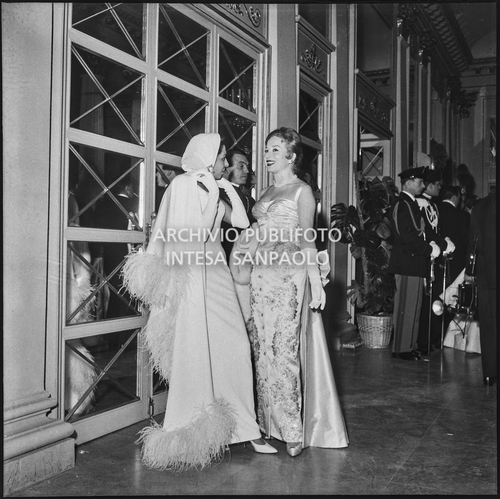 Maria Pica e Gioia Lombroso nel foyer del Teatro alla Scala in occasione della serata inaugurale della stagione lirica 1957-1958 con l'opera "Un ballo in maschera", di Giuseppe Verdi, diretta da Gianandrea Gavazzeni e la regia di Margherita Wallmann