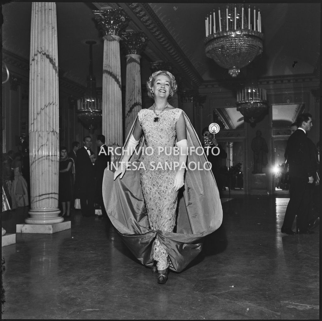 La contessa Alma Maria Lami nel foyer del Teatro alla Scala in occasione della serata inaugurale della stagione lirica 1957-1958 con l'opera "Un ballo in maschera", di Giuseppe Verdi, diretta da Gianandrea Gavazzeni e la regia di Margherita Wallmann