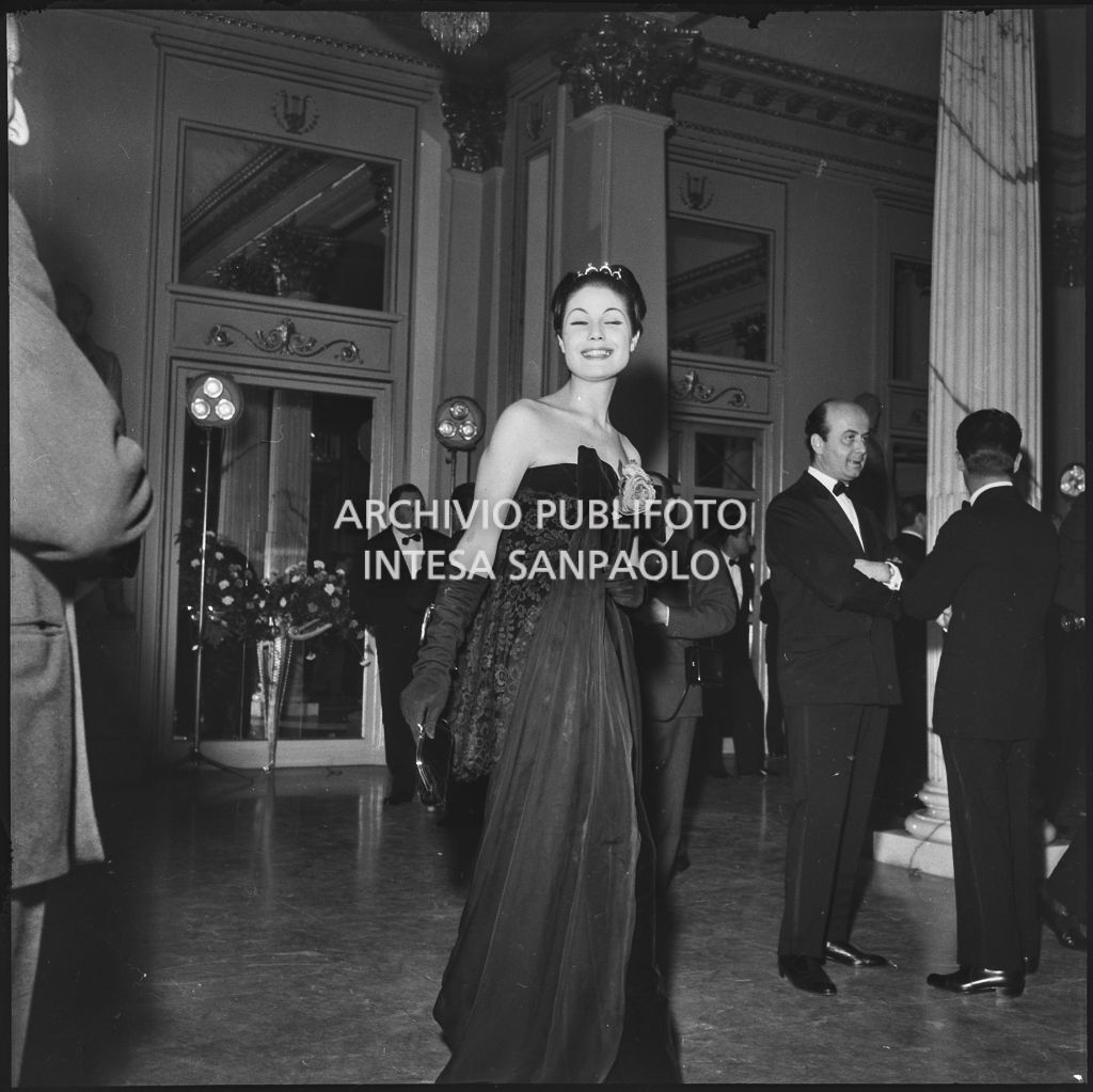 Eletta Polvani nel foyer del Teatro alla Scala in occasione della serata inaugurale della stagione lirica 1957-1958 con l'opera "Un ballo in maschera", di Giuseppe Verdi, diretta da Gianandrea Gavazzeni e la regia di Margherita Wallmann