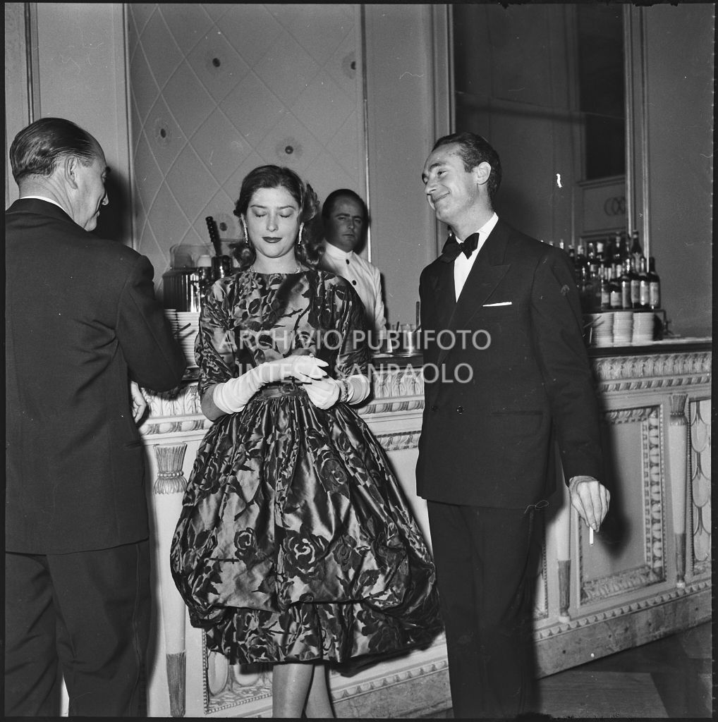 Louis Hidalgo, Rosanna Sepe al bar del Teatro alla Scala in occasione della serata inaugurale della stagione lirica 1957-1958 con l'opera "Un ballo in maschera", di Giuseppe Verdi, diretta da Gianandrea Gavazzeni e la regia di Margherita Wallmann