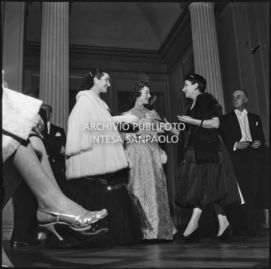 Inaugurazione della stagione lirica 1957-1958 del Teatro alla Scala con l'opera "Un ballo in maschera", di Giuseppe Verdi, diretta da Gianandrea Gavazzeni e la regia di Margherita Wallmann