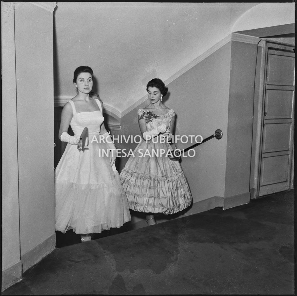 Stellina e Antonia Magri, nipoti del sovrintendente al Teatro alla Scala Antonio Ghiringhelli, al Teatro alla Scala in occasione della serata inaugurale della stagione lirica 1957-1958 con l'opera "Un ballo in maschera", di Giuseppe Verdi, diretta da Gianandrea Gavazzeni e la regia di Margherita Wallmann