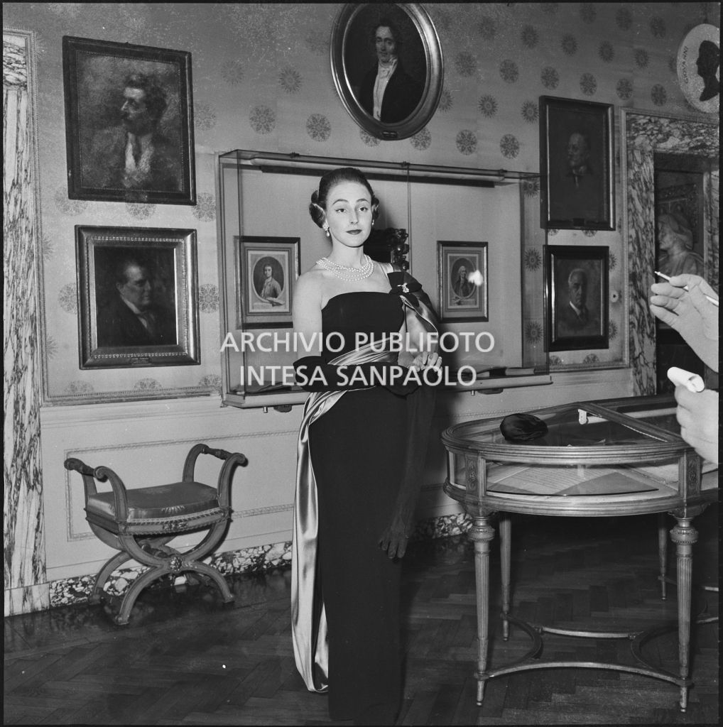 Emanuela di Castelbarco Toscanini, nipote del Maestro, nel museo del Teatro alla Scala in occasione della serata inaugurale della stagione lirica 1957-1958 con l'opera "Un ballo in maschera", di Giuseppe Verdi, diretta da Gianandrea Gavazzeni e la regia di Margherita Wallmann