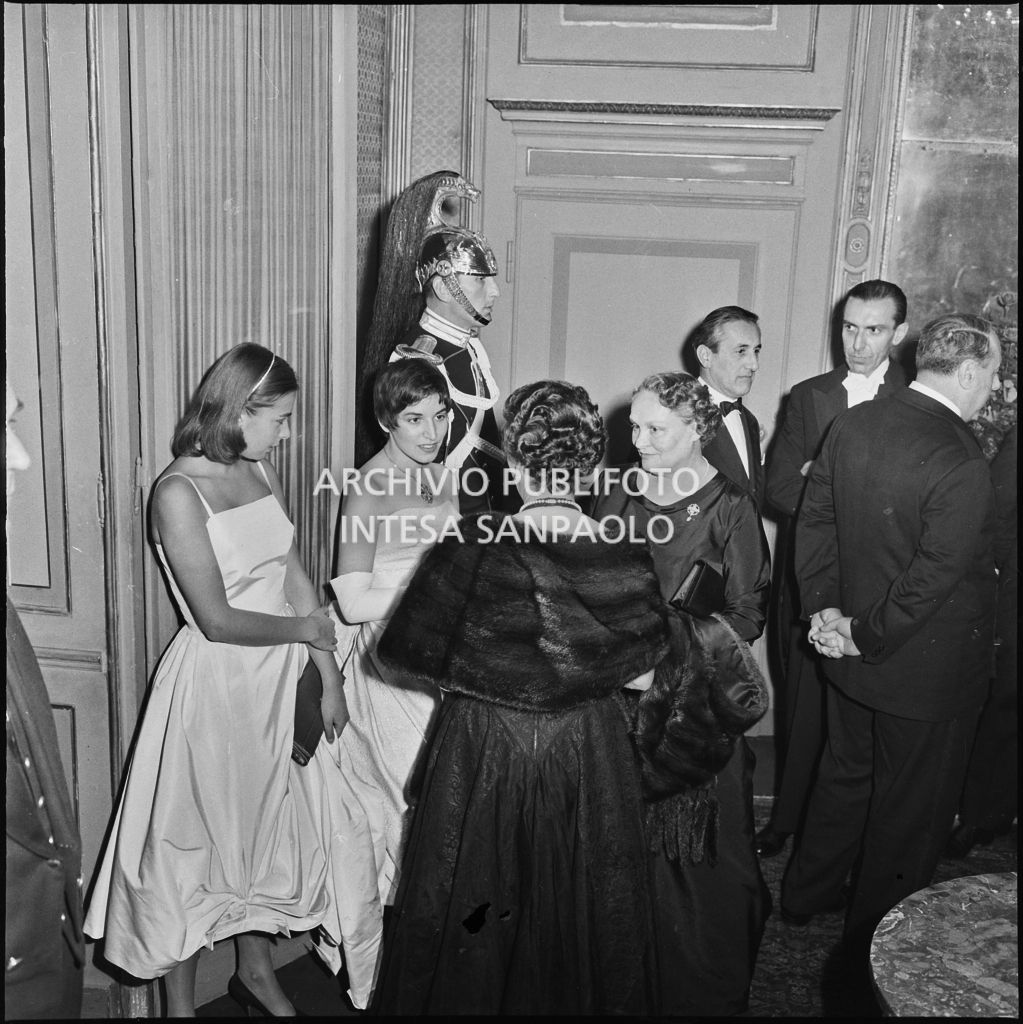 Il ministro per i Rapporti con il Parlamento Dino del Bo (secondo da destra) con la figlia Mariolina (prima da sinistra) ed altri spettatori al Teatro alla Scala in occasione della serata inaugurale della stagione lirica 1957-1958 con l'opera "Un ballo in maschera", di Giuseppe Verdi, diretta da Gianandrea Gavazzeni e la regia di Margherita Wallmann