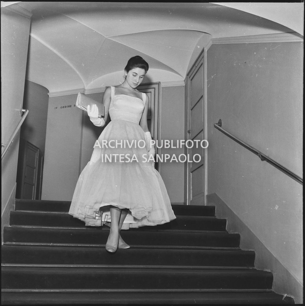 Antonia Magri, nipote del sovrintendente al Teatro alla Scala Antonio Ghiringhelli, al Teatro alla Scala in occasione della serata inaugurale della stagione lirica 1957-1958 con l'opera "Un ballo in maschera", di Giuseppe Verdi, diretta da Gianandrea Gavazzeni e la regia di Margherita Wallmann