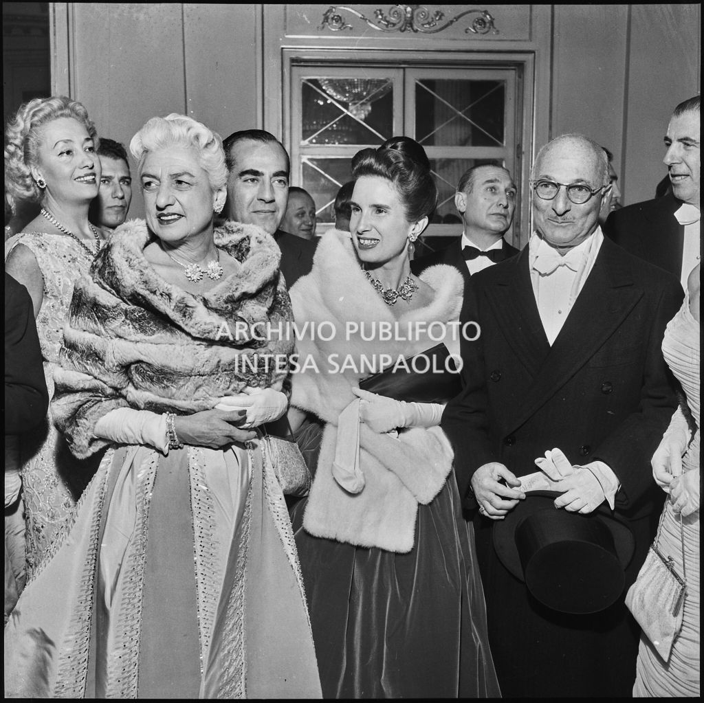 L'ambasciatore americano James David Zellerbach con la moglie ed altri spettatori al Teatro alla Scala in occasione della serata inaugurale della stagione lirica 1957-1958 con l'opera "Un ballo in maschera", di Giuseppe Verdi, diretta da Gianandrea Gavazzeni e la regia di Margherita Wallmann
