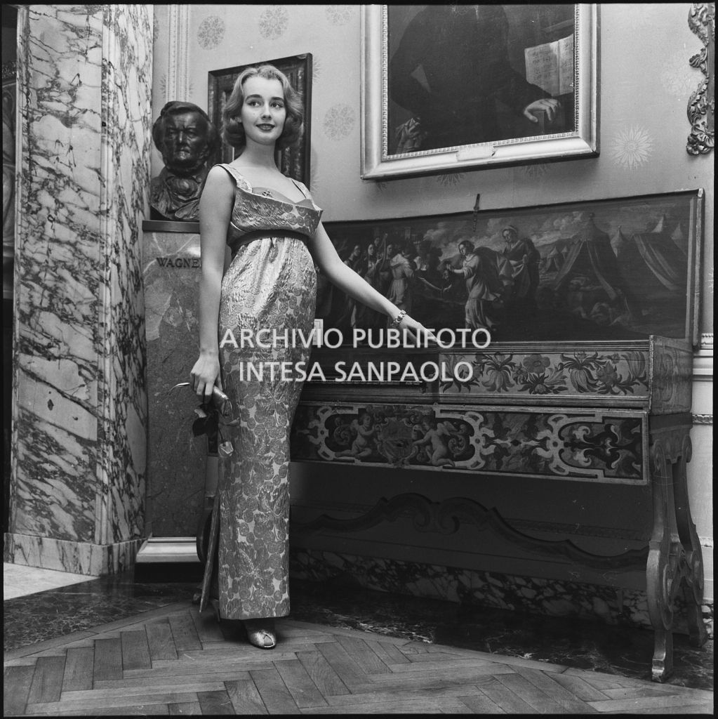 Beatrice Faccioli in posa nel museo del Teatro alla Scala in occasione della serata inaugurale della stagione lirica 1957-1958 con l'opera "Un ballo in maschera", di Giuseppe Verdi, diretta da Gianandrea Gavazzeni e la regia di Margherita Wallmann