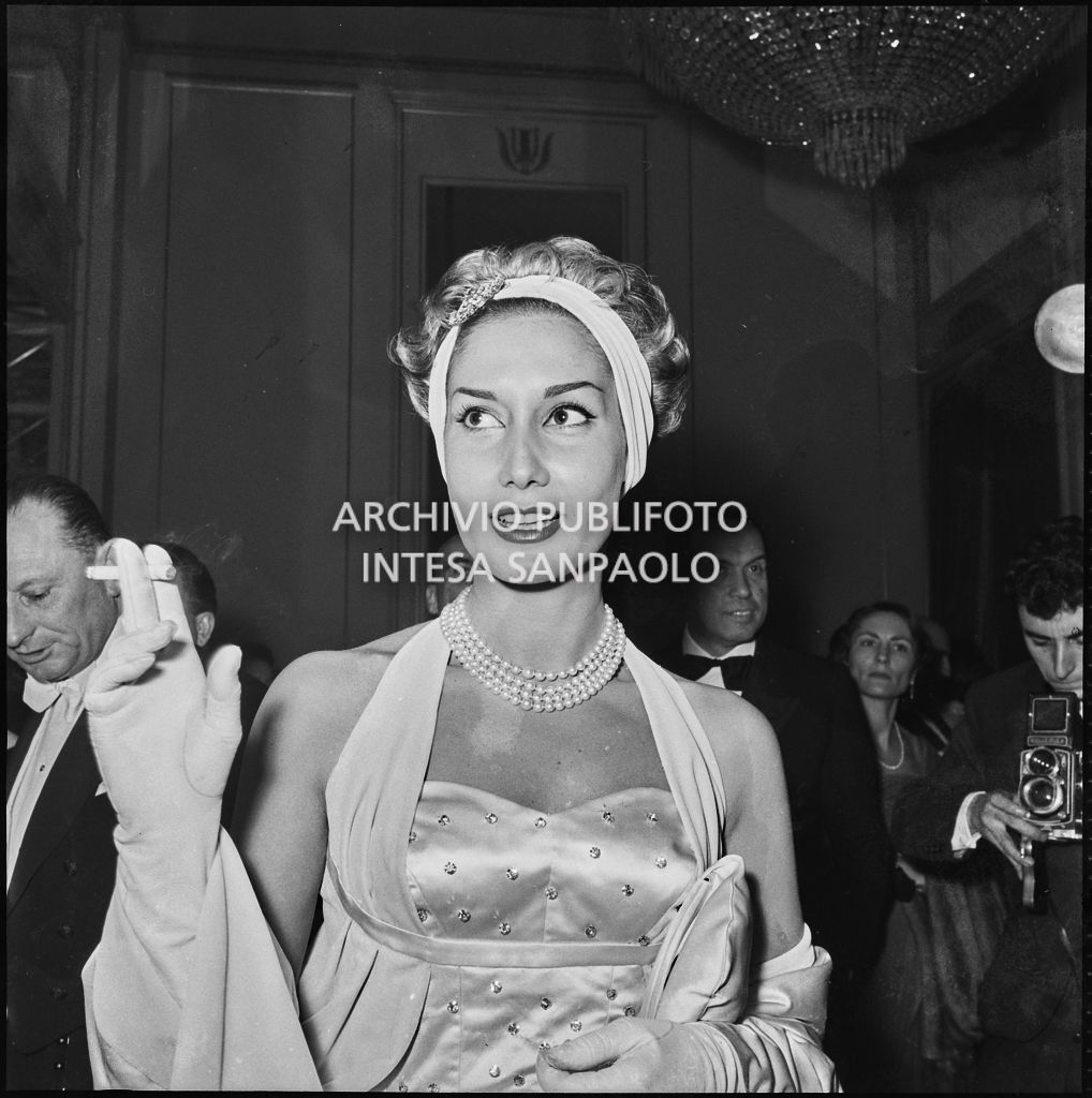 Giuliana Brenner al Teatro alla Scala in occasione della serata inaugurale della stagione lirica 1957-1958 con l'opera "Un ballo in maschera", di Giuseppe Verdi, diretta da Gianandrea Gavazzeni e la regia di Margherita Wallmann