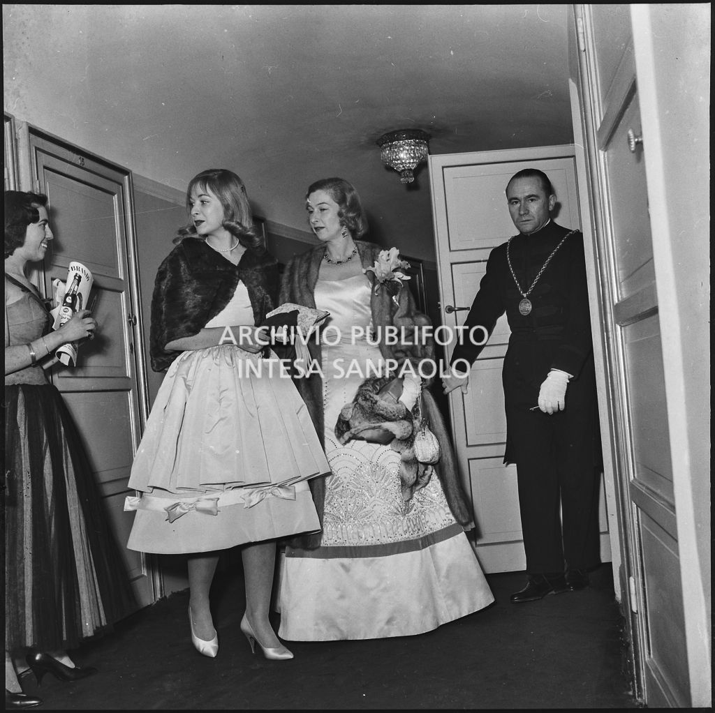 La signora Vassallo in compagnia della figlia, Maria Luisa Vassallo, al Teatro alla Scala in occasione della serata inaugurale della stagione lirica 1957-1958 con l'opera "Un ballo in maschera", di Giuseppe Verdi, diretta da Gianandrea Gavazzeni e la regia di Margherita Wallmann