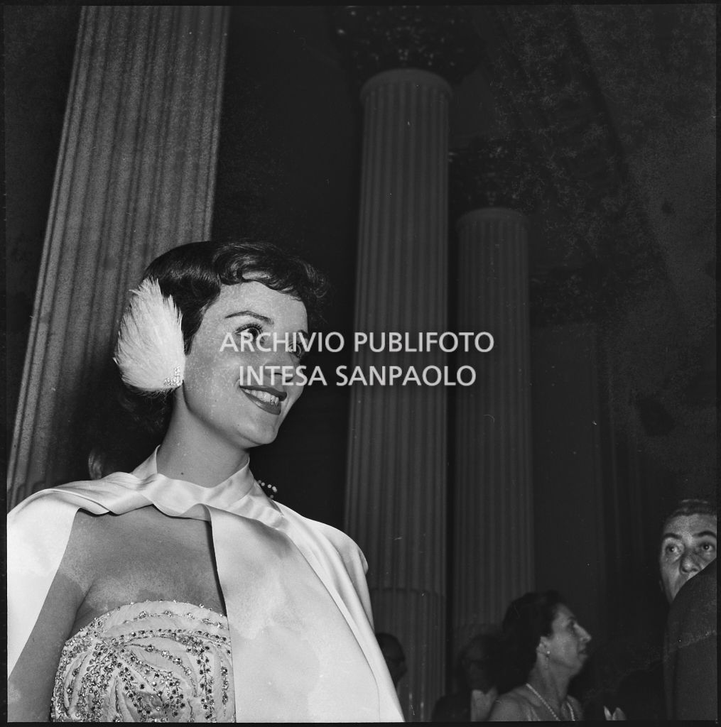 Ljuba Rosa al Teatro alla Scala in occasione della serata inaugurale della stagione lirica 1957-1958 con l'opera "Un ballo in maschera", di Giuseppe Verdi, diretta da Gianandrea Gavazzeni e la regia di Margherita Wallmann