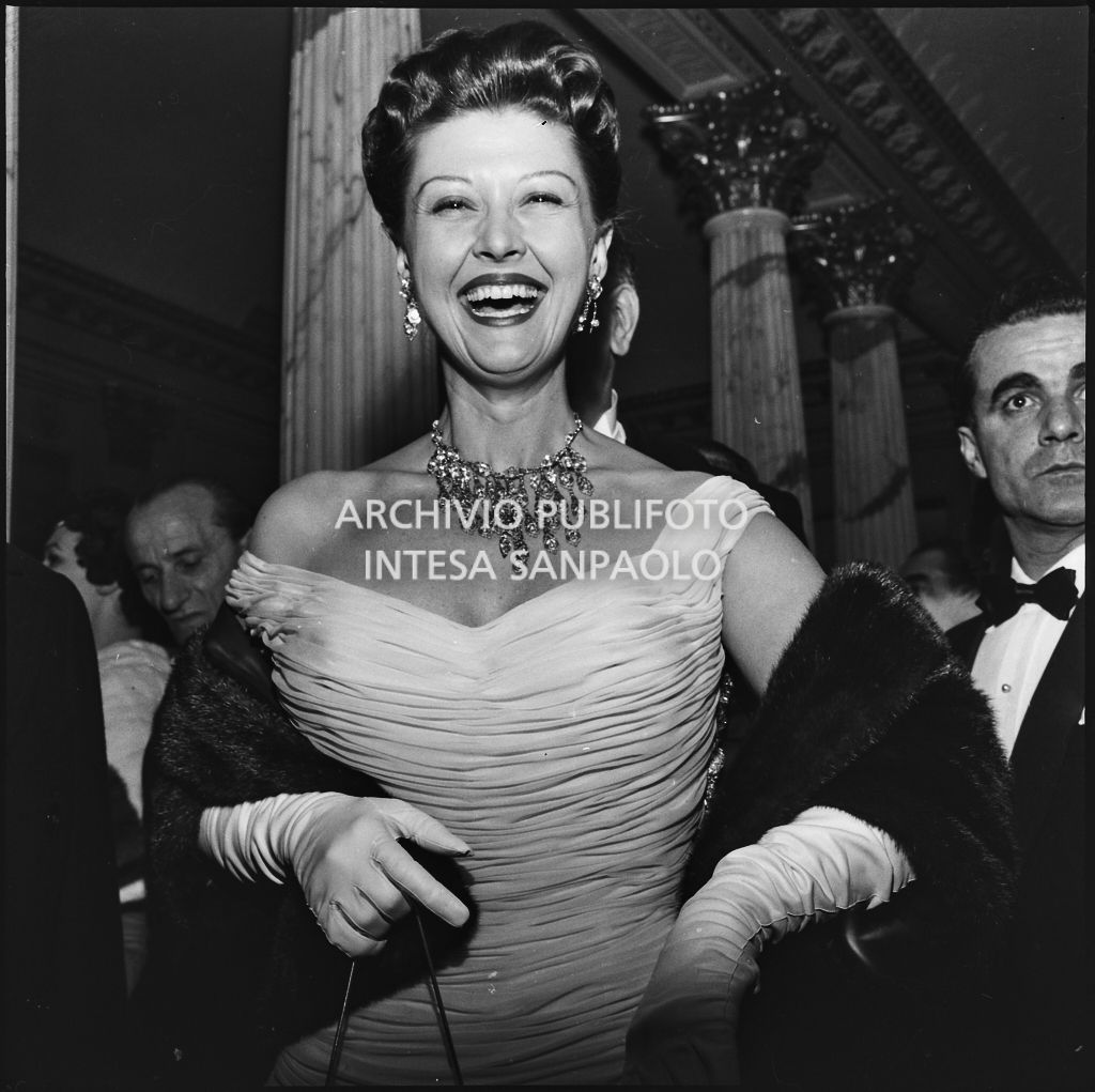 La figlia dell'ambasciatore americano James David Zellerbach al Teatro alla Scala in occasione della serata inaugurale della stagione lirica 1957-1958 con l'opera "Un ballo in maschera", di Giuseppe Verdi, diretta da Gianandrea Gavazzeni e la regia di Margherita Wallmann