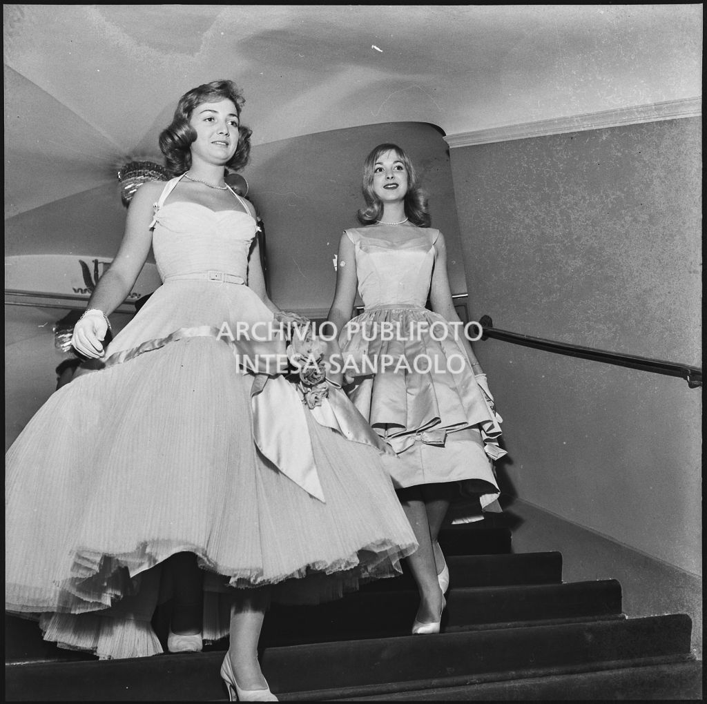 Diana Steiner e Maria Luisa Vassallo al Teatro alla Scala in occasione della serata inaugurale della stagione lirica 1957-1958 con l'opera "Un ballo in maschera", di Giuseppe Verdi, diretta da Gianandrea Gavazzeni e la regia di Margherita Wallmann
