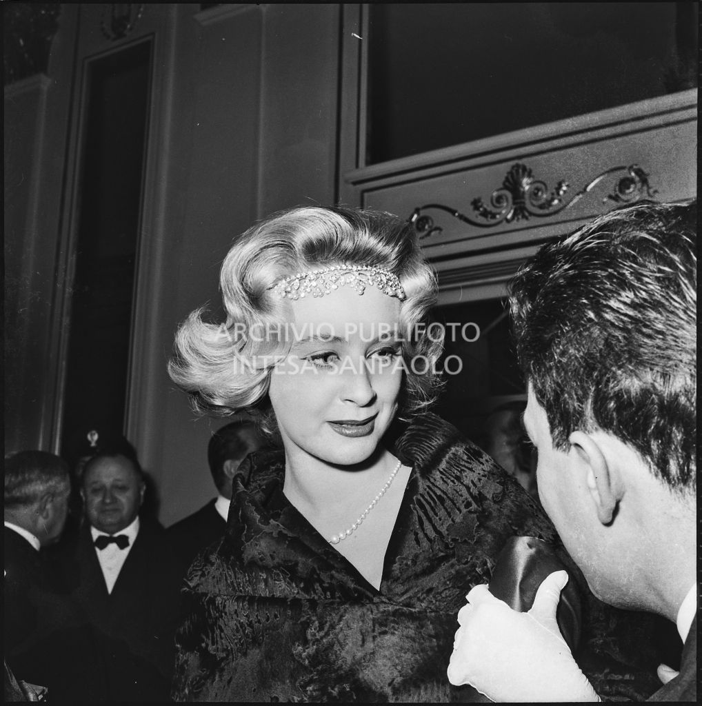 Sandra Marin nel foyer del Teatro alla Scala in occasione della serata inaugurale della stagione lirica 1957-1958 con l'opera "Un ballo in maschera", di Giuseppe Verdi, diretta da Gianandrea Gavazzeni e la regia di Margherita Wallmann
