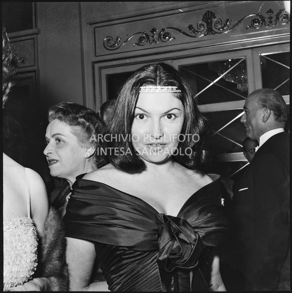 Inaugurazione della stagione lirica 1957-1958 del Teatro alla Scala con l'opera "Un ballo in maschera", di Giuseppe Verdi, diretta da Gianandrea Gavazzeni e la regia di Margherita Wallmann