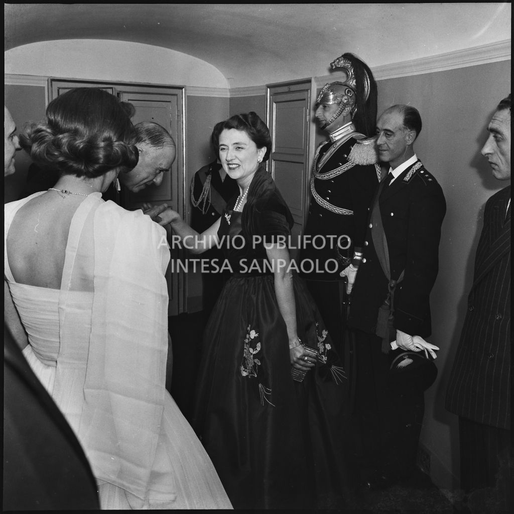 Carla Bissatini, moglie del presidente della Repubblica Giovanni Gronchi, al Teatro alla Scala in occasione della serata inaugurale della stagione lirica 1957-1958 con l'opera "Un ballo in maschera", di Giuseppe Verdi, diretta da Gianandrea Gavazzeni e la regia di Margherita Wallmann