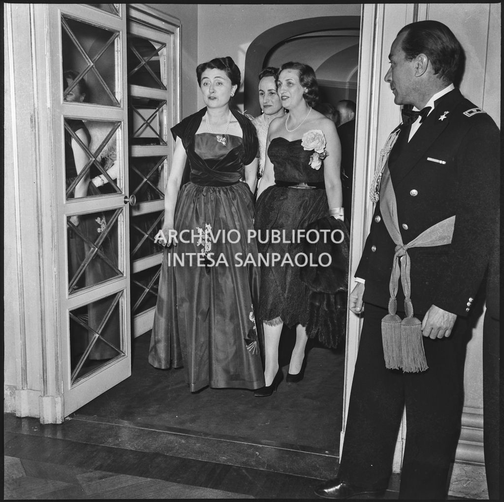 Carla Bissatini, moglie del presidente della Repubblica Giovanni Gronchi, al Teatro alla Scala in occasione della serata inaugurale della stagione lirica 1957-1958 con l'opera "Un ballo in maschera", di Giuseppe Verdi, diretta da Gianandrea Gavazzeni e la regia di Margherita Wallmann