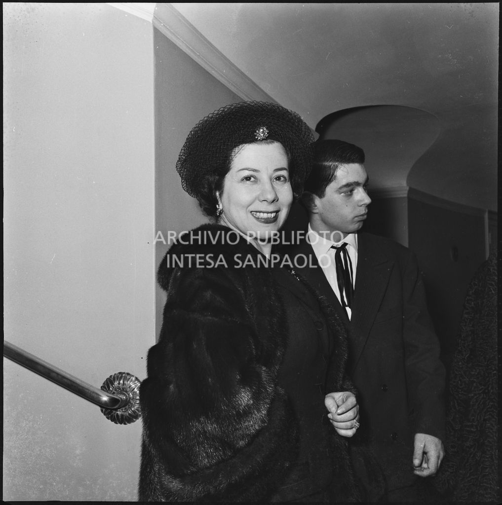 Il mezzosoprano Giulietta Simionato al Teatro alla Scala in occasione della serata inaugurale della stagione lirica 1957-1958 con l'opera "Un ballo in maschera", di Giuseppe Verdi, diretta da Gianandrea Gavazzeni e la regia di Margherita Wallmann