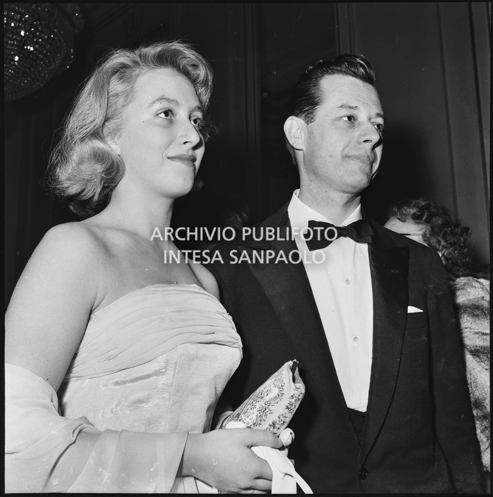 Giuliana Ambrosini e Aldo Saccardi al Teatro alla Scala in occasione della serata inaugurale della stagione lirica 1957-1958 con l'opera "Un ballo in maschera", di Giuseppe Verdi, diretta da Gianandrea Gavazzeni e la regia di Margherita Wallmann