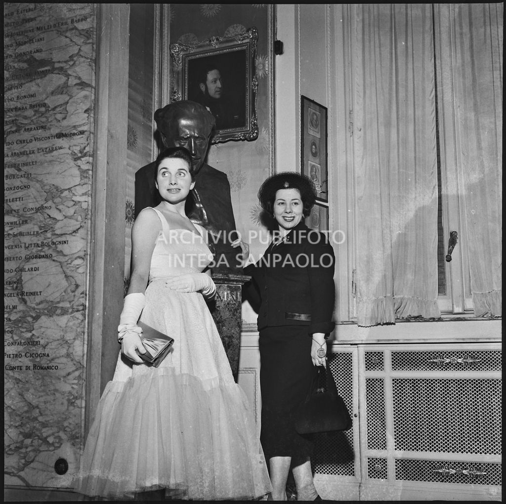 Antonia Magri, nipote del sovrintendente al Teatro alla Scala Antonio Ghiringhelli, e il mezzosoprano Giulietta Simionato al Teatro alla Scala in occasione della serata inaugurale della stagione lirica 1957-1958 con l'opera "Un ballo in maschera", di Giuseppe Verdi, diretta da Gianandrea Gavazzeni e la regia di Margherita Wallmann