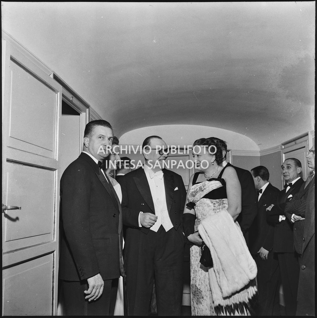 Inaugurazione della stagione lirica 1957-1958 del Teatro alla Scala con l'opera "Un ballo in maschera", di Giuseppe Verdi, diretta da Gianandrea Gavazzeni e la regia di Margherita Wallmann