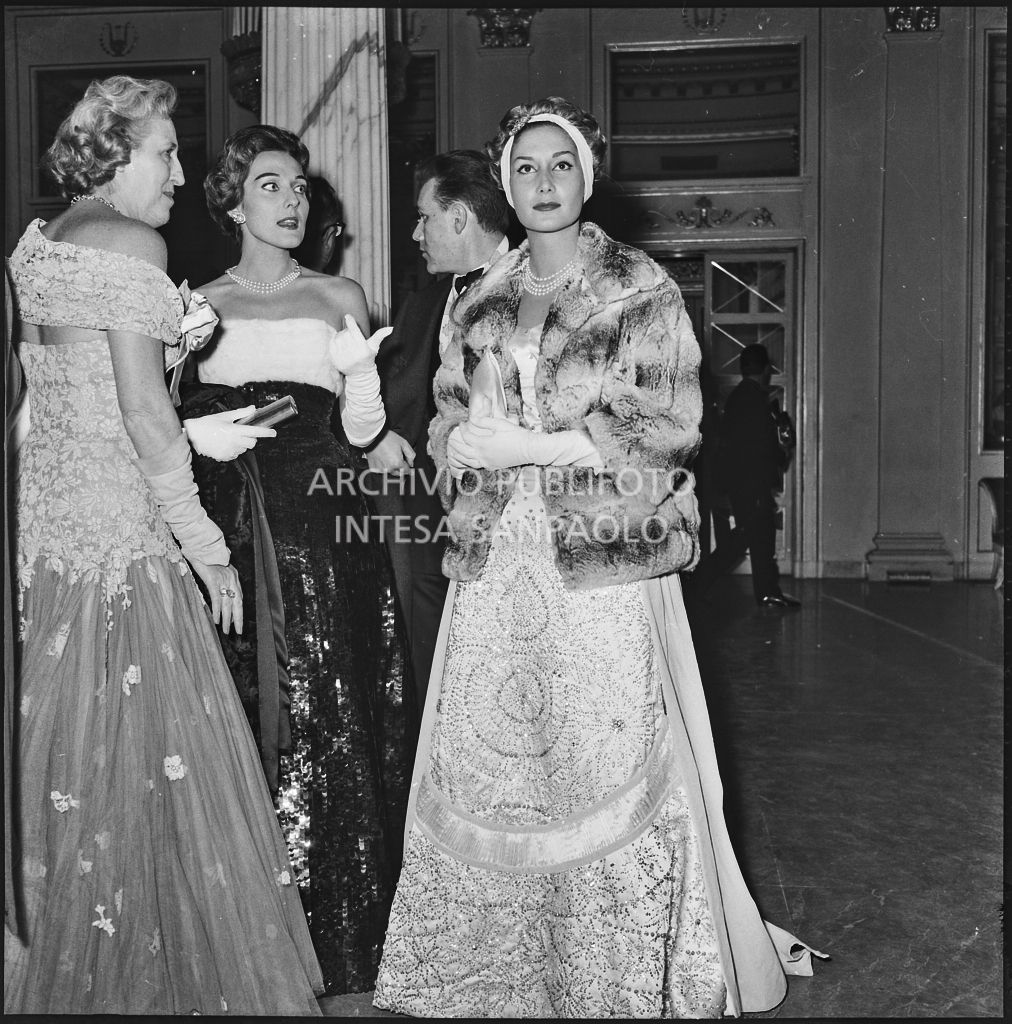 Giuliana Brenner nel foyer del Teatro alla Scala in occasione della serata inaugurale della stagione lirica 1957-1958 con l'opera "Un ballo in maschera", di Giuseppe Verdi, diretta da Gianandrea Gavazzeni e la regia di Margherita Wallmann