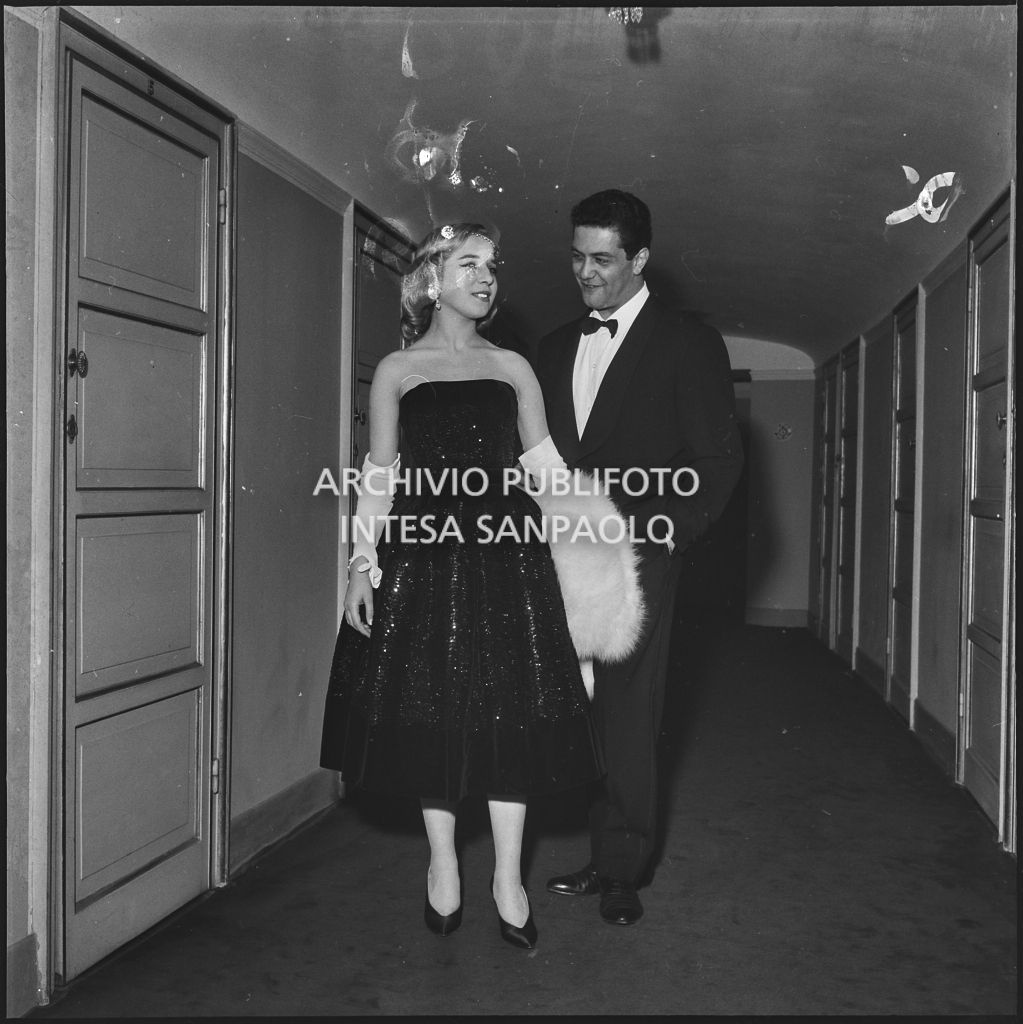 La contessina Carla Nani Mocenigo e il regista Franco Enriquez al Teatro alla Scala in occasione della serata inaugurale della stagione lirica 1957-1958 con l'opera "Un ballo in maschera", di Giuseppe Verdi, diretta da Gianandrea Gavazzeni e la regia di Margherita Wallmann