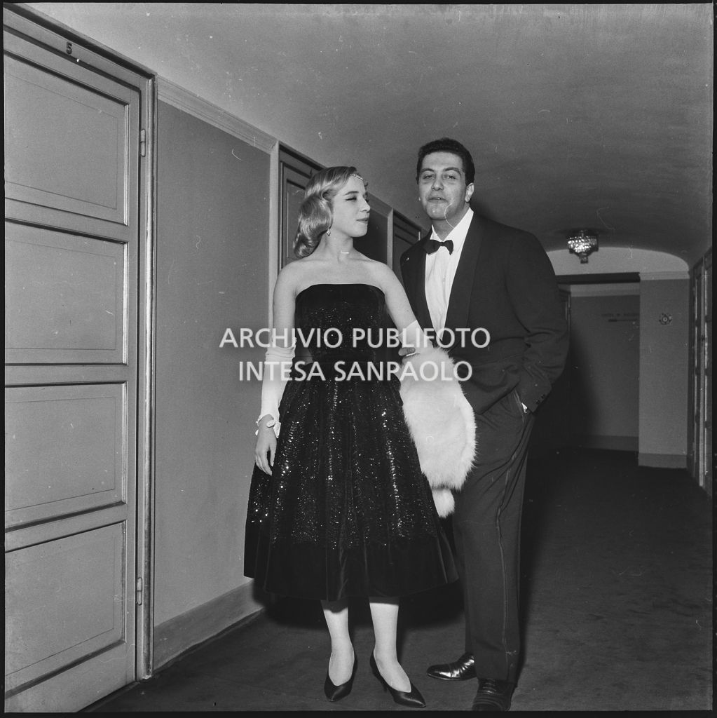 La contessina Carla Nani Mocenigo e il regista Franco Enriquez al Teatro alla Scala in occasione della serata inaugurale della stagione lirica 1957-1958 con l'opera "Un ballo in maschera", di Giuseppe Verdi, diretta da Gianandrea Gavazzeni e la regia di Margherita Wallmann