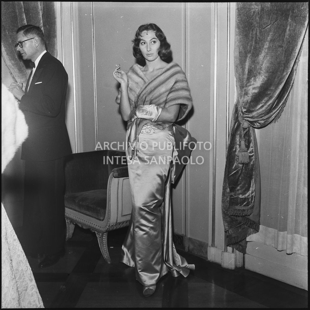 Pini Carnevale al Teatro alla Scala in occasione della serata inaugurale della stagione lirica 1957-1958 con l'opera "Un ballo in maschera", di Giuseppe Verdi, diretta da Gianandrea Gavazzeni e la regia di Margherita Wallmann