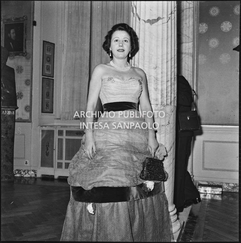 Bice Riva al Teatro alla Scala in occasione della serata inaugurale della stagione lirica 1957-1958 con l'opera "Un ballo in maschera", di Giuseppe Verdi, diretta da Gianandrea Gavazzeni e la regia di Margherita Wallmann