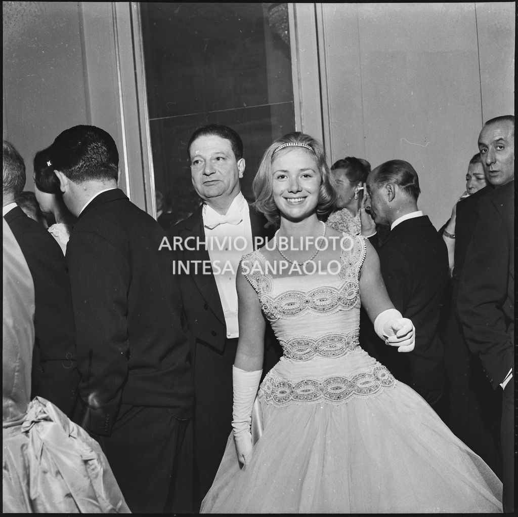 Ingeborg Ferro nel foyer del Teatro alla Scala in occasione della serata inaugurale della stagione lirica 1957-1958 con l'opera "Un ballo in maschera", di Giuseppe Verdi, diretta da Gianandrea Gavazzeni e la regia di Margherita Wallmann
