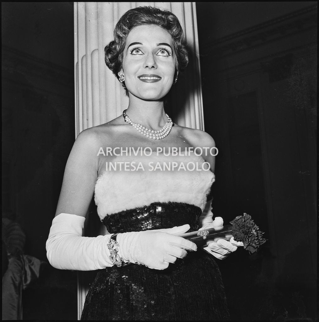 Marika Carniti al Teatro alla Scala in occasione della serata inaugurale della stagione lirica 1957-1958 con l'opera "Un ballo in maschera", di Giuseppe Verdi, diretta da Gianandrea Gavazzeni e la regia di Margherita Wallmann