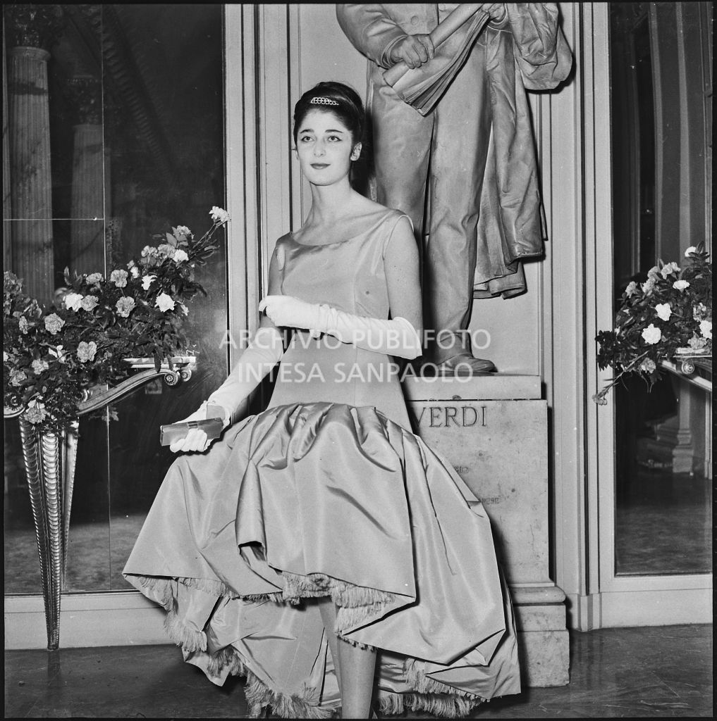 Vera Spezia al Teatro alla Scala in occasione della serata inaugurale della stagione lirica 1957-1958 con l'opera "Un ballo in maschera", di Giuseppe Verdi, diretta da Gianandrea Gavazzeni e la regia di Margherita Wallmann