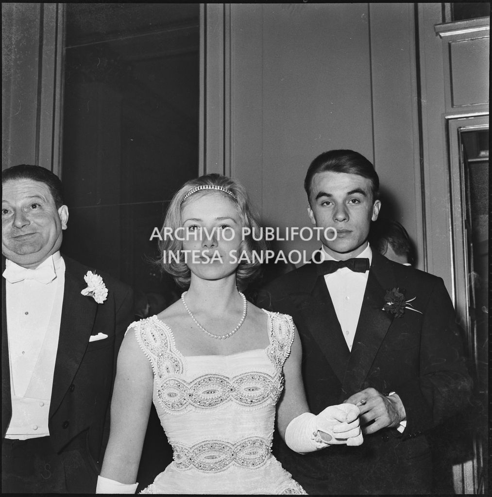 Ingeborg Ferro e Peter Ferro al Teatro alla Scala in occasione della serata inaugurale della stagione lirica 1957-1958 con l'opera "Un ballo in maschera", di Giuseppe Verdi, diretta da Gianandrea Gavazzeni e la regia di Margherita Wallmann